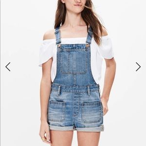 Madewell Adirondack Short Overalls in Isley Wash